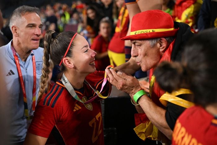 Las jugadoras con la medalla al cuello