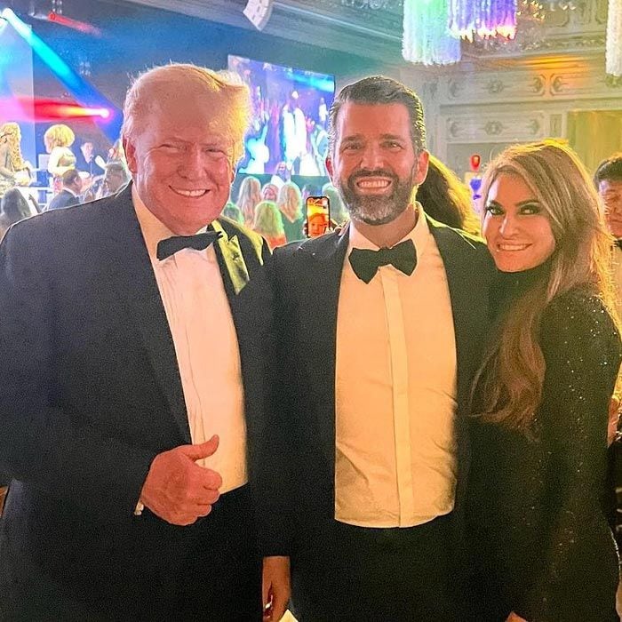 Donald Trump Jr. y Kimberly Guilfoyle con Donald Trump