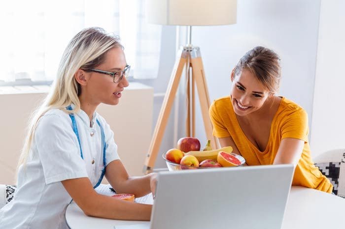 mujer en la consulta del nutricionista