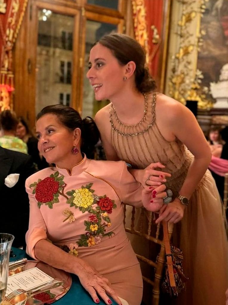 La madre y la hermana del novio, Muriel y Filippa Brandolinni