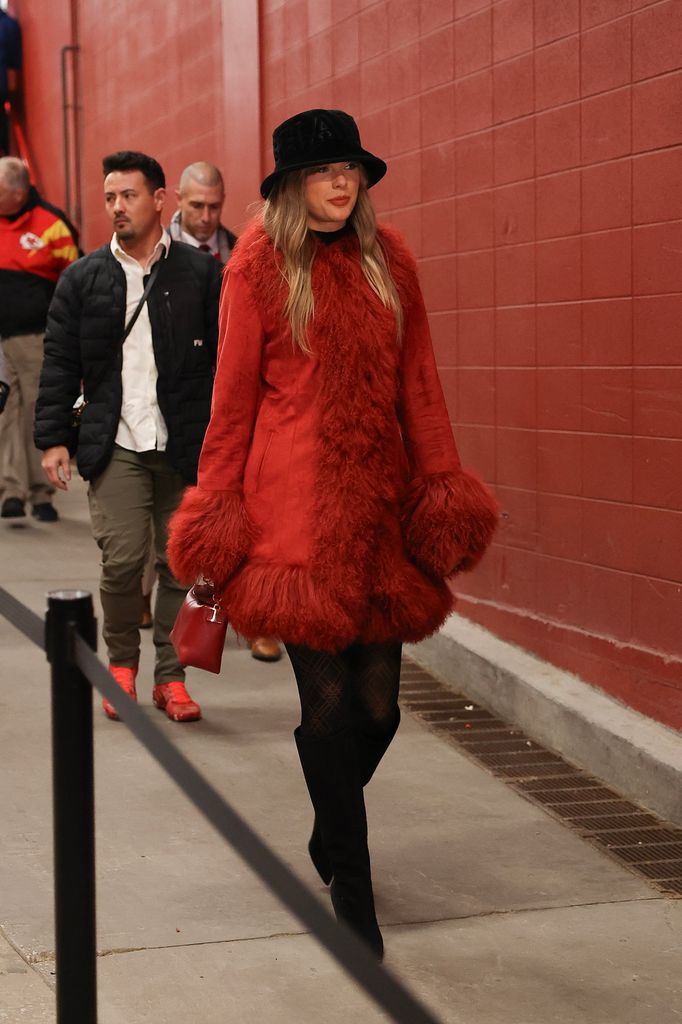 Taylor Swift observa antes de un partido entre los Kansas City Chiefs y los Houston Texans en el GEHA Field del Arrowhead Stadium el 21 de diciembre de 2024 en Kansas City, Missouri