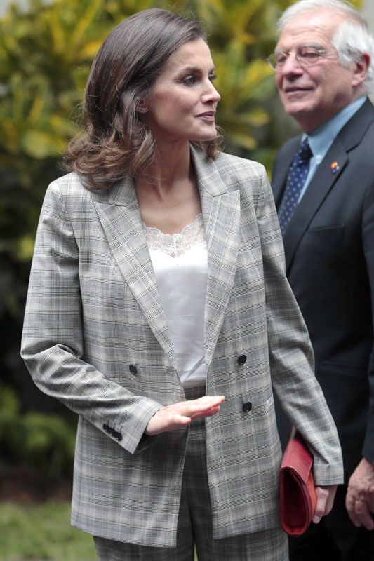 reina-letizia-peru-traje-cuadros