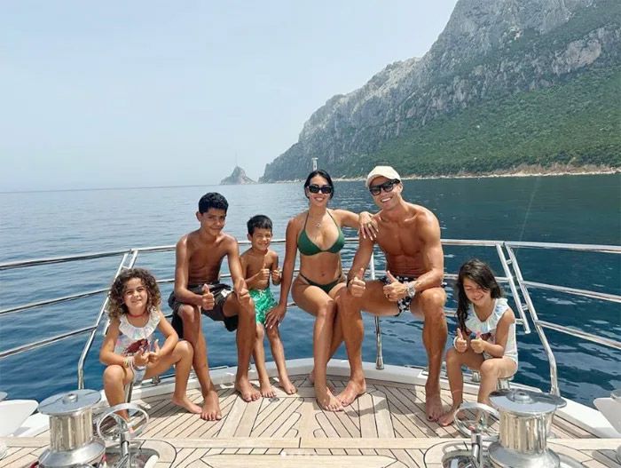 Cristiano Ronaldo junto a Georgina y sus hijos