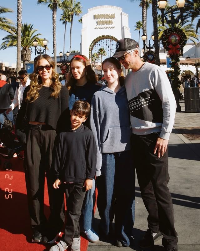 Jessica Alba y Cash Warren con sus hijos en Universal Studios