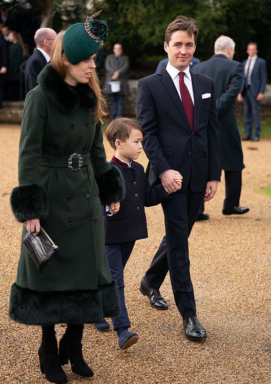 Beatriz de York con su marido y su hijastro 