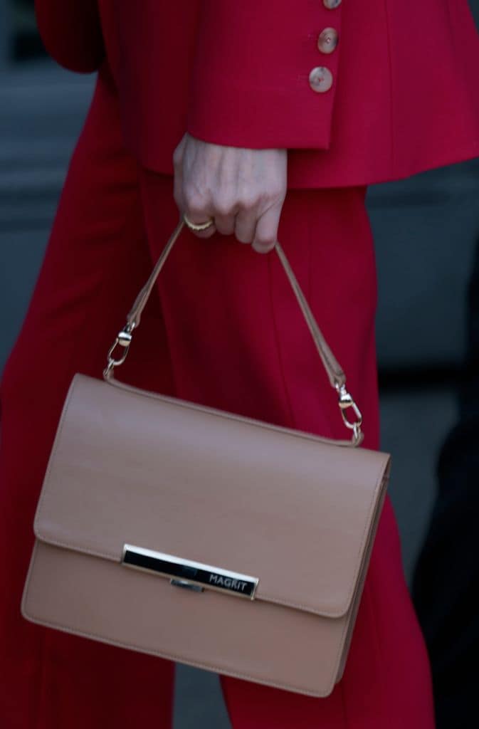 LA REINA LETIZIA CON UN TRAJE ROJO EN EL BANCO DE ESPAÑA