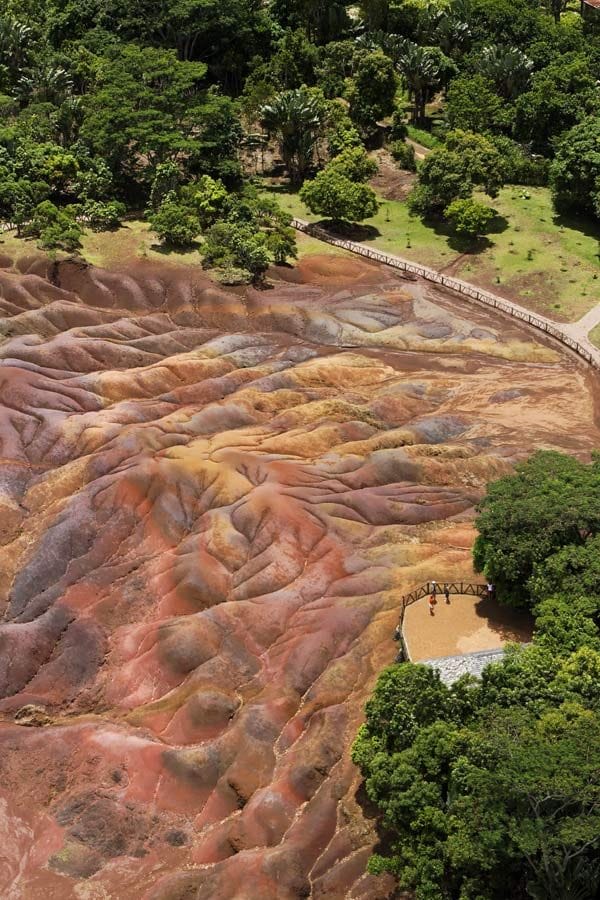 La tierra de los siete colores el fin de ruta perfecto cuando visites el Sur. Se encuentra junto al parque natural y de ocio Casela donde se pueden ver aves y especies animales de todo el mundo 