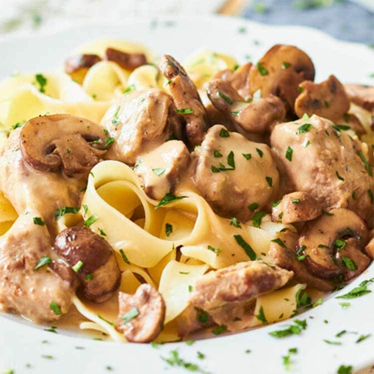 Cintas de pasta con 'goulash' y champiñones