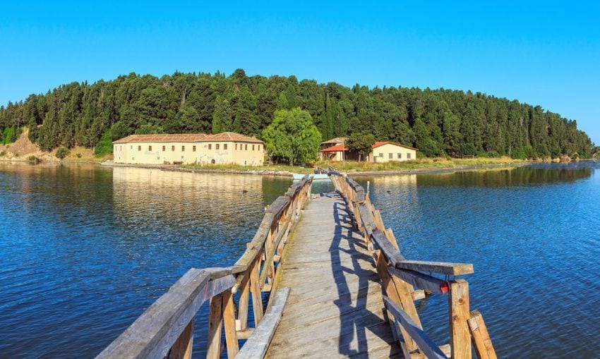 isla de zvernec en la laguna narta de vlora albania