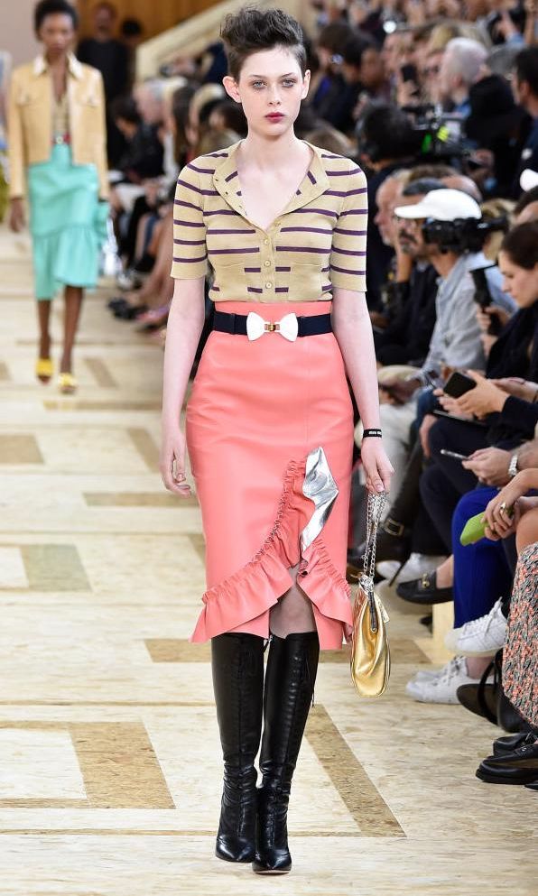 look de apsarela de miu miu con polo jersey tejido a rayas