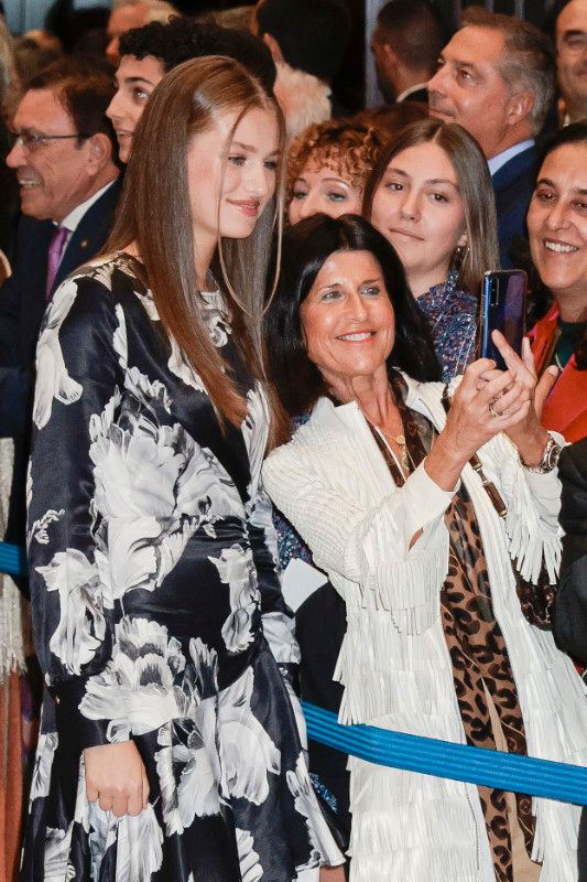 Leonor haciéndose selfies al salir del concierto Premios Princesa de Asturias 2023