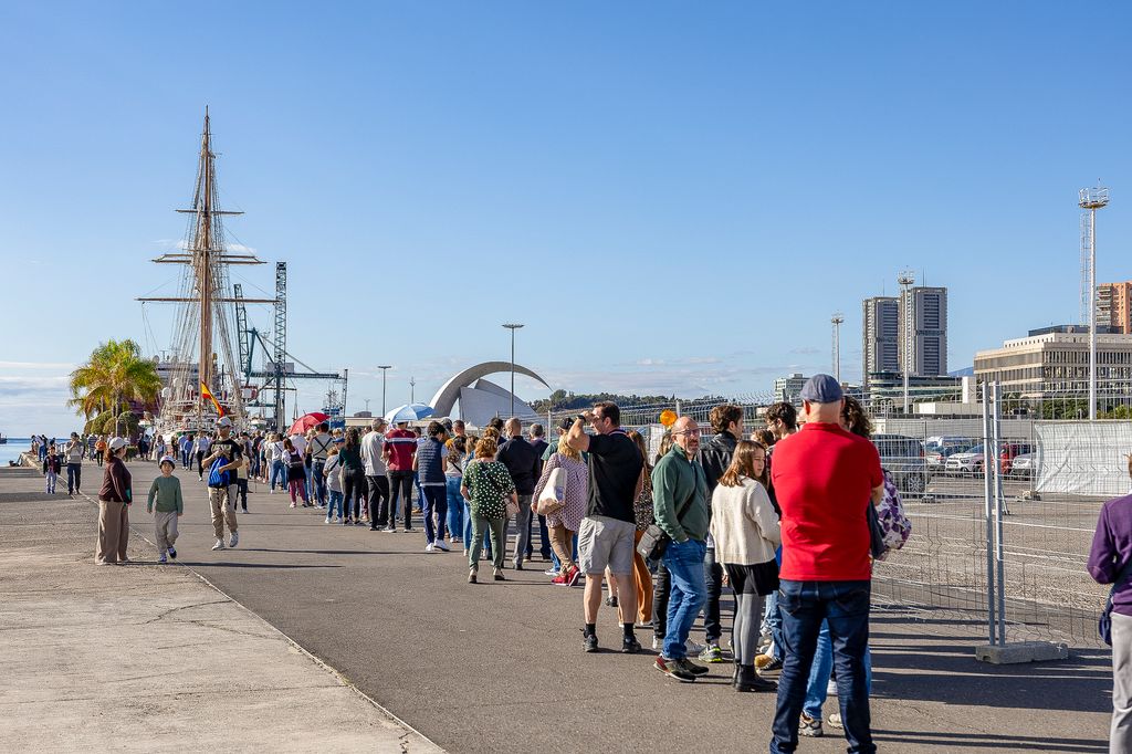 Colas para visitar el buque Juan Sebastian Elcano en Santa Cruz de Tenerife