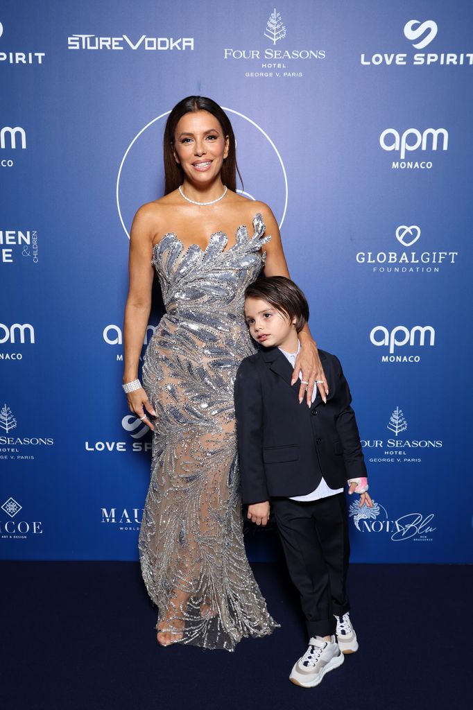 Eva Longoria con su hijo Santi en la "Global Gift Gala" en Paris el 5 de octubre de 2024