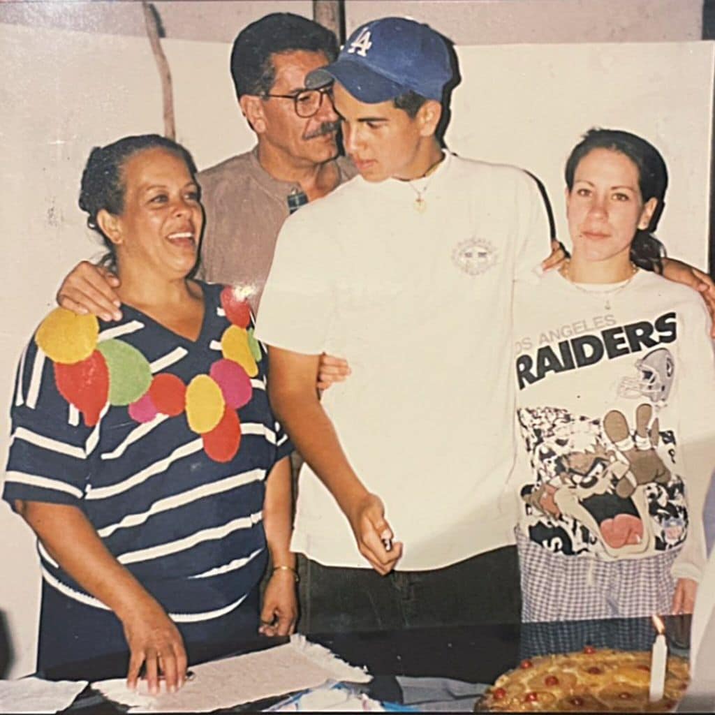 Chef Yisus junto a su madre y su familia