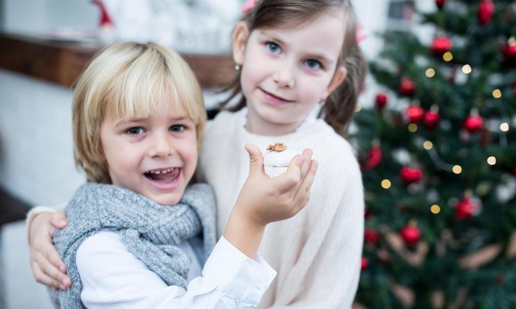 Niños con galleta