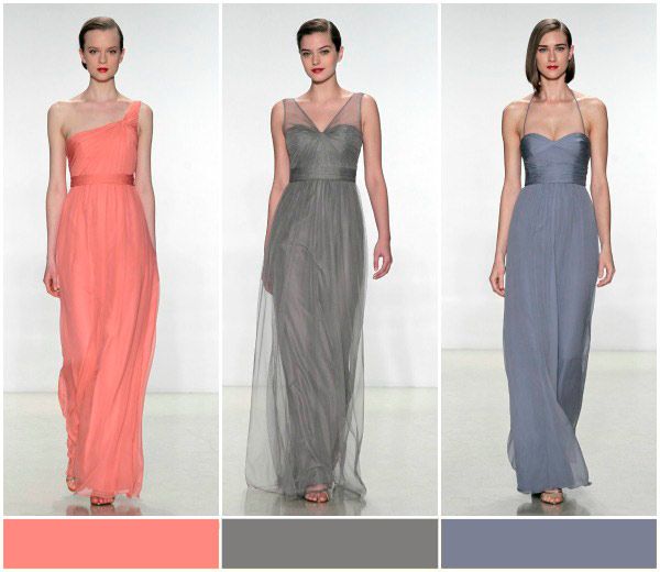 Tres looks perfectos para damas de honor de la colección para la primavera 2015 de Amsale, en rosa salmón, gris piedra y morado crepúsculo, con tres tipos de escote diferentes y falda plisada: asimétrico a un solo hombro, en 'uve' sin mangas y con tirante halter tipo bikini y cuerpo entallado de línea corazón. 