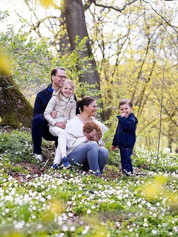 Victoria y Daniel de Suecia con sus hijos