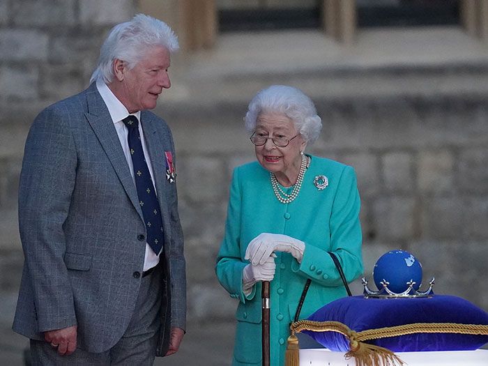 Imagen de la Reina Isabel junto a Bruno Peek