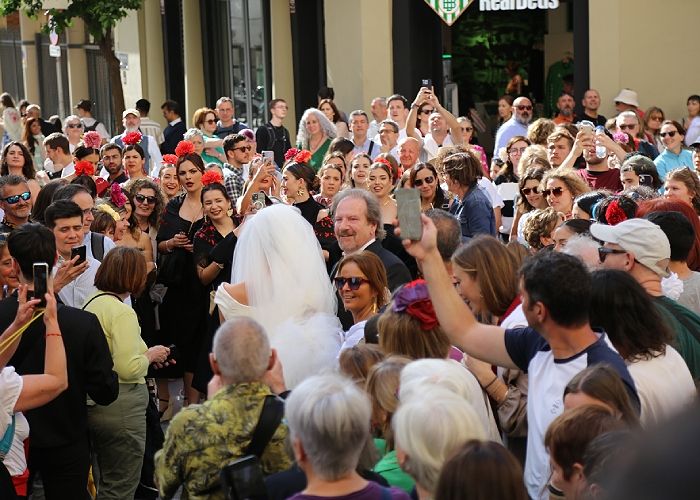 La novia es recibida por una multitud de personas