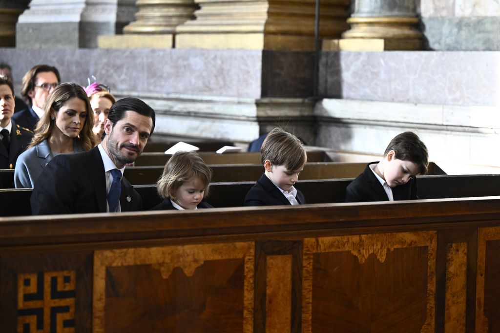 Carlos Felipe de Suecia, Alexander de Suecia, Julian de Suecia y Gabriel de Suecia en la misa por el nacimiento de su hermana 