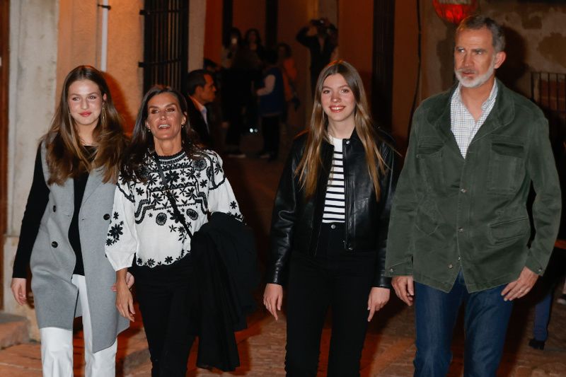Los Reyes con la princesa de Asturias y la infanta Sofía
