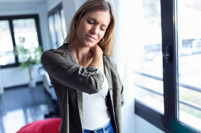 mujer dolor cuello