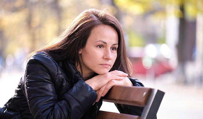 mujer en un banco en la calle