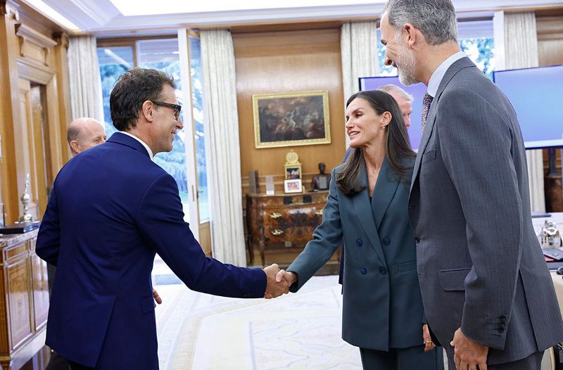 Los Reyes Felipe y Letizia en una reunión en el Palacio de la Zarzuela