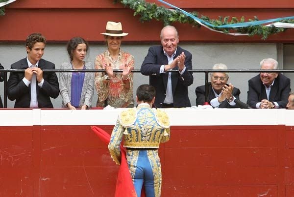 El rey Juan Carlos volvió a dejar patente su apoyo a la fiesta nacional en una ocasión clave por la vuelta de los toros a la capital guipuzcoana
