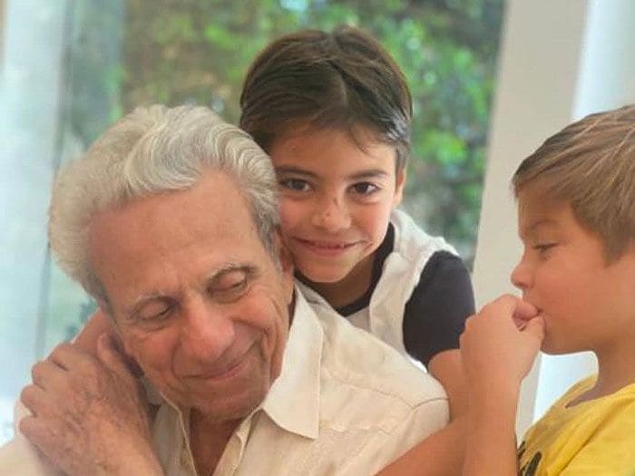 Imagen de los hijos de Shakira con su abuelo