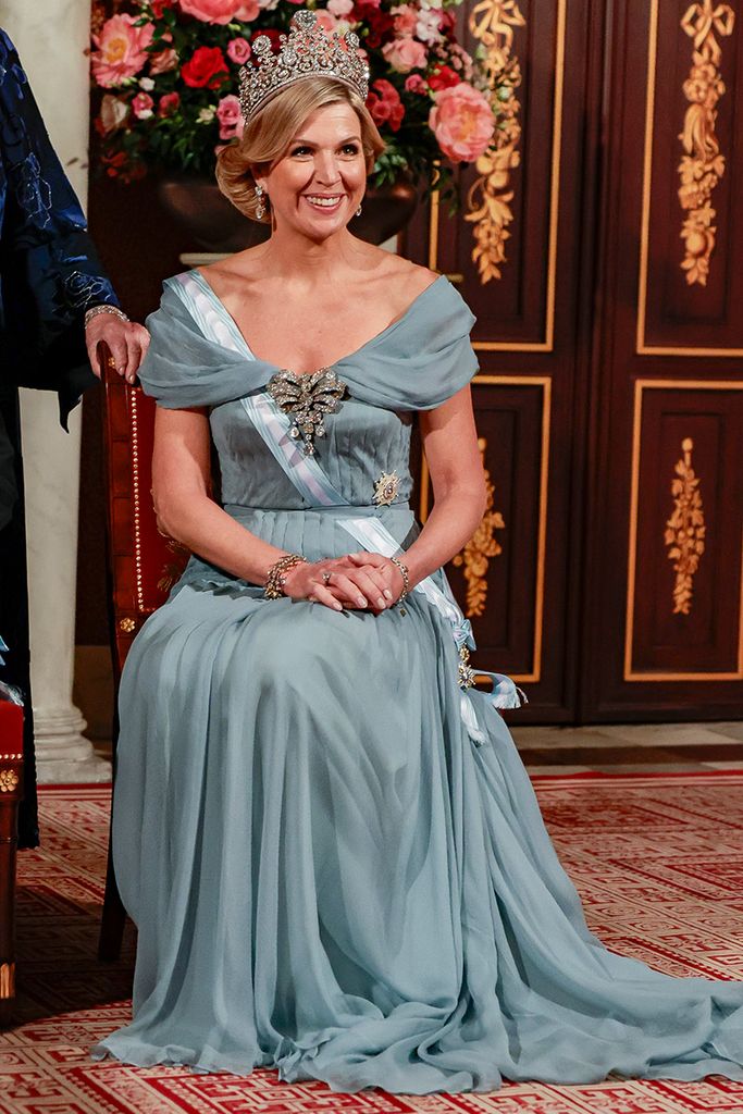 Máxima impacta con un vestido de escote viral y la tiara más valiosa