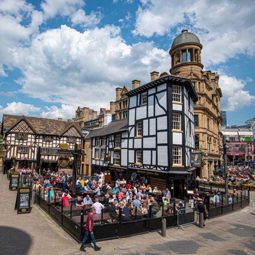 The Old Wellington, uno de los pubs más famosos de la ciudad de Manchester.