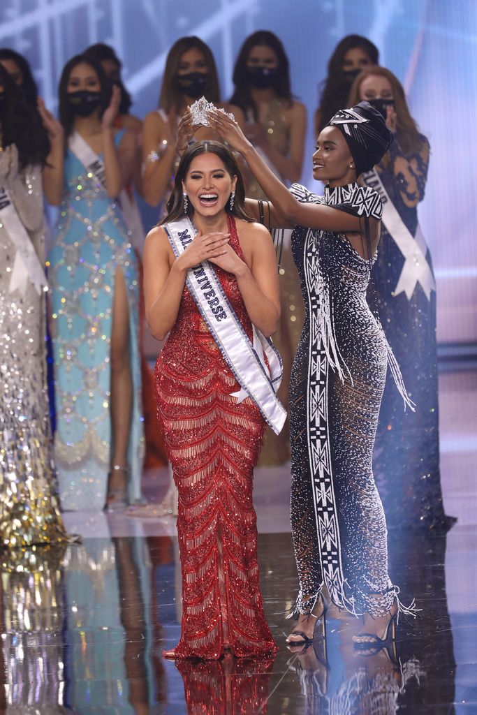 Miss México Andrea Meza es coronada como Miss Universe 2020 en la 69a. edición del certamen, en Hollywood, Florida. 