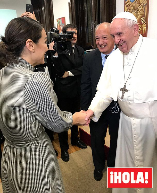 tamara falco con el papa en el vaticano