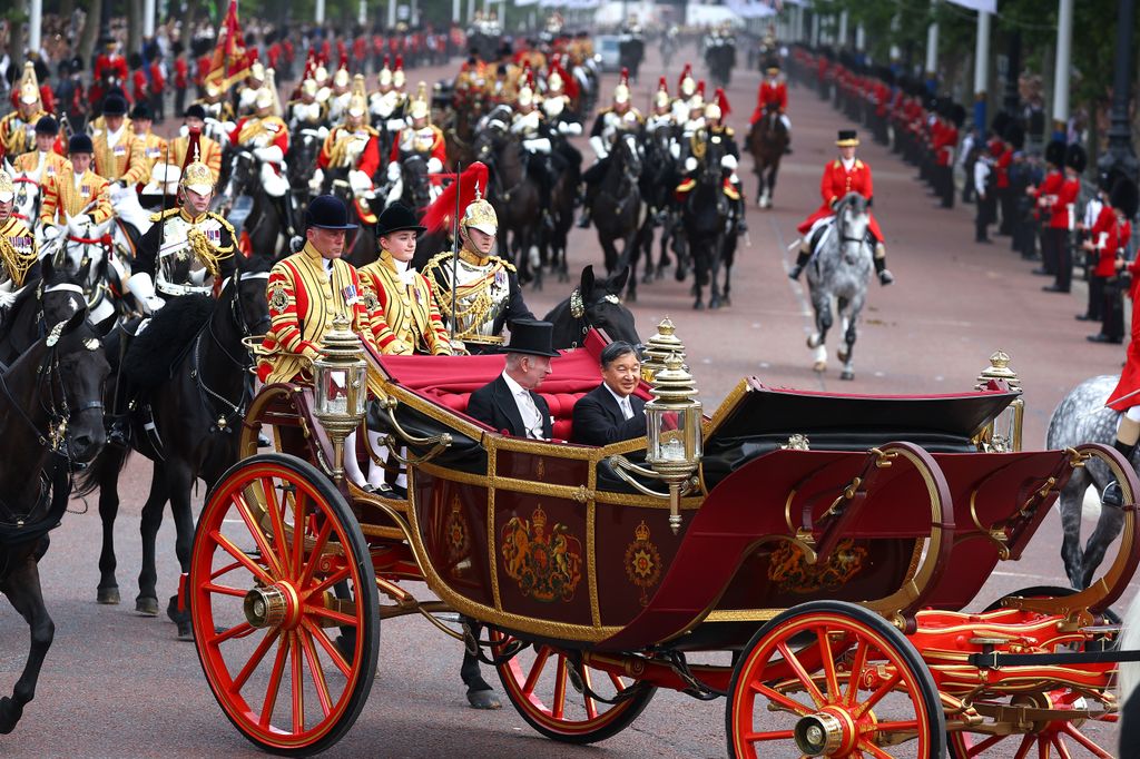 Carlos III y el emperador Naruito llegando a Buckingham Palace en su visita de Estado a Reino Unido