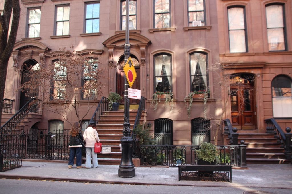 La icónica entrada de Carrie Bradshaw en 'Sexo en Nueva York' es cerrada por su dueño cansado de los turistas