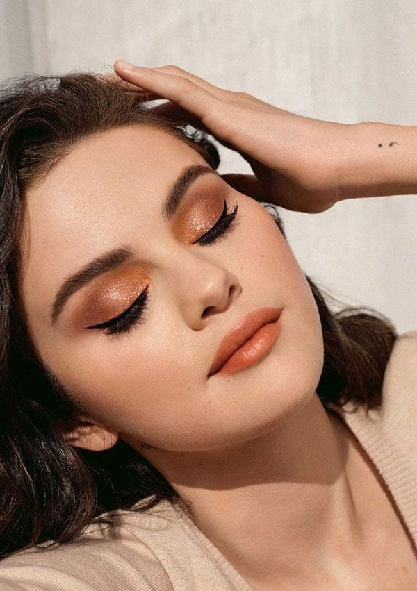 Selena Gomez con maquillaje para Rare Beauty