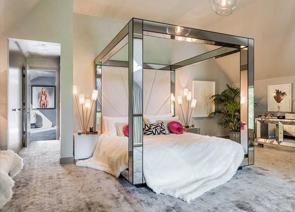 En dormitorio principal llama la atención el imponente dosel realizado por David Haddock, un artesano local que ya había trabajado con anterioridad para Kate Moss al ser el autor de su vestidor de la casa de Londres.

Un dormitorio donde prima un estilo moderno con cierto toque 'retro', pero lleno de glamour y sofisticación. En las paredes del dormitorio cuelgan sendas obras de arte pertenecientes a artistas británicos, algunos de ellos han tenido a Kate como modelo.

© The Lakes by Yoo
