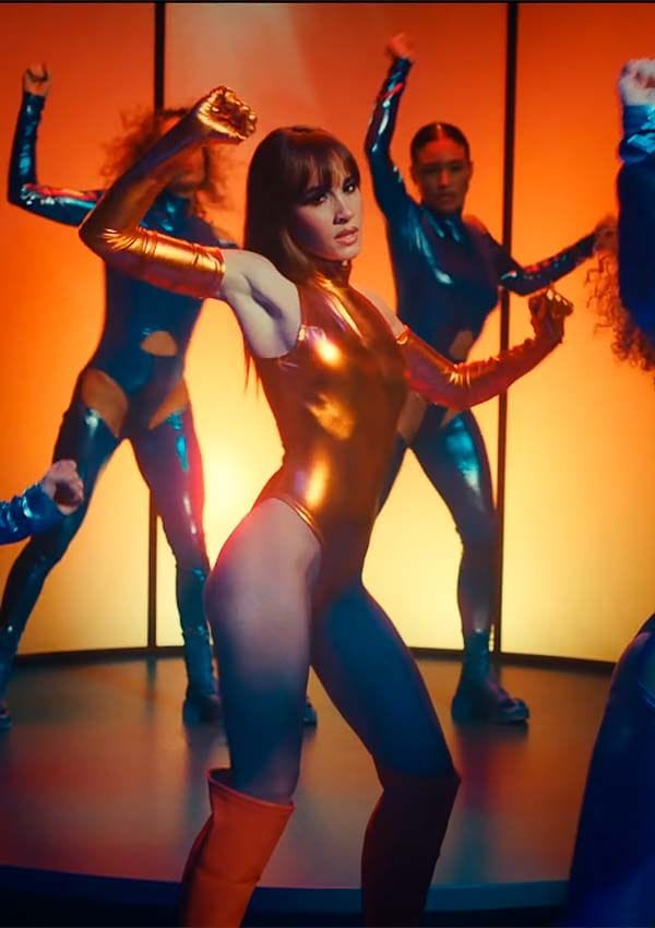 Aitana en el videoclip 'En el coche'