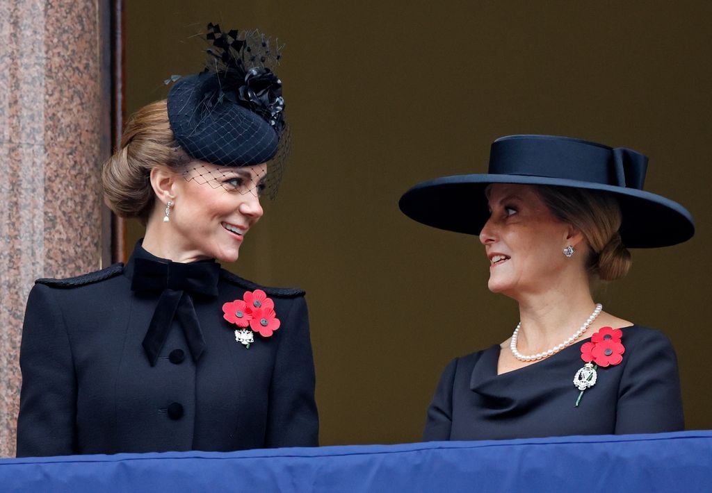 Kate presenció la ceremonia del Día del Recuerdo junto a Sophie de Edimburgo.