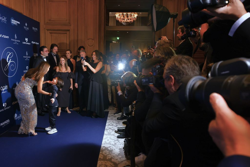 Eva Longoria con su hijo Santi en la "Global Gift Gala" en Paris el 5 de octubre de 2024