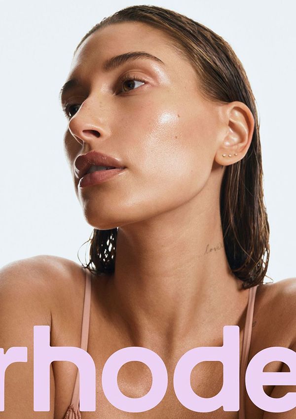 Hailey Bieber posando para Rhode, su firma de belleza