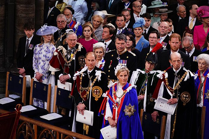 Harry en la coronación de Carlos III