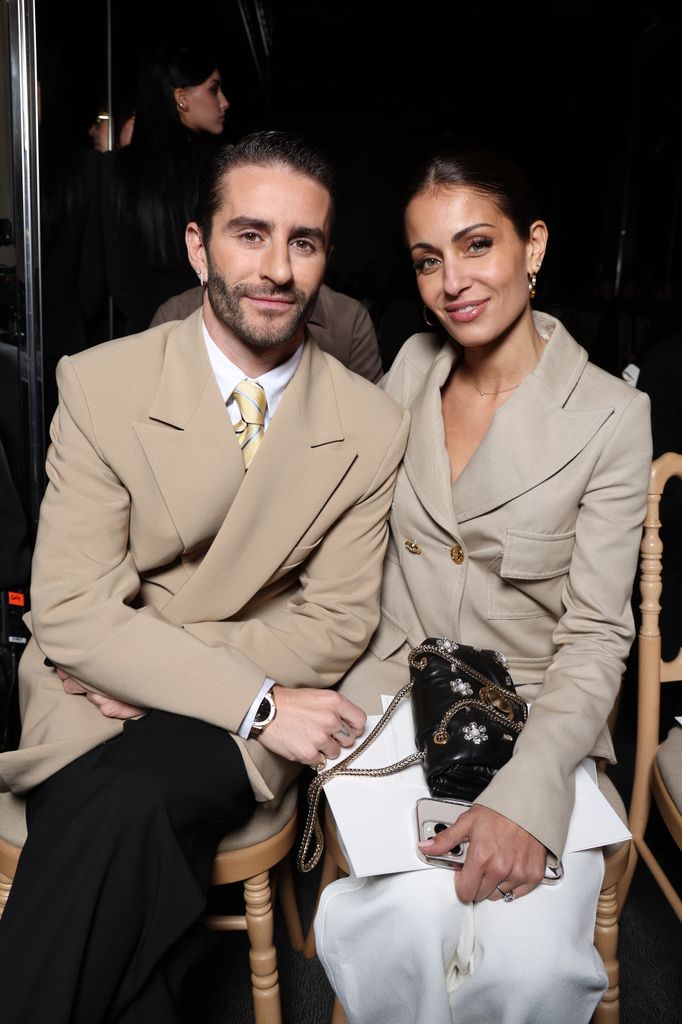 Hiba Abouk y Pelayo Díaz asiste al desfile de Alta Costura Primavera-Verano 2025 de Giambattista Valli como parte de la Semana de la Moda de París el 27 de enero de 2025 en París, Francia.