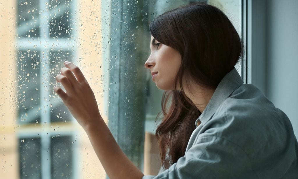 mujer ventana lluvia