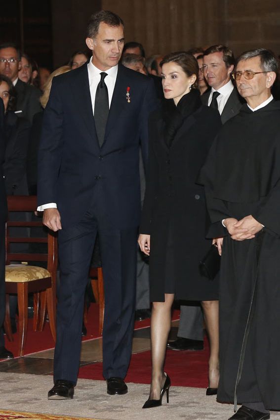 Los Reyes a su entrada al templo. Detrás, el único hijo varón del infante don Carlos, Pedro de Borbón-Dos Sicilias y Orleans 
