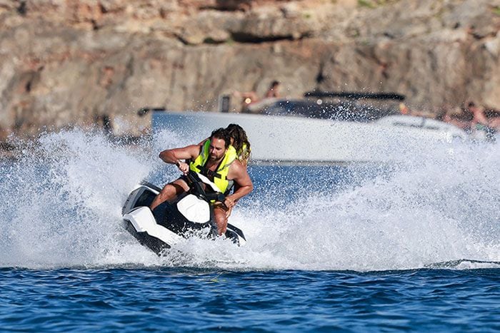 Javier Ungría y Elena Tablada paseando en moto del agua