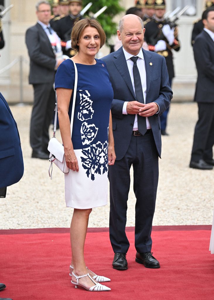 El canceller alemán Olaf Scholz y su mujer Britta Ernst en la recepción que el presidente de Francia, Emmanuel Macron, ha organizado en el Palacio del Elíseo antes de la ceremonia de apertura de los JJOO de París 2024