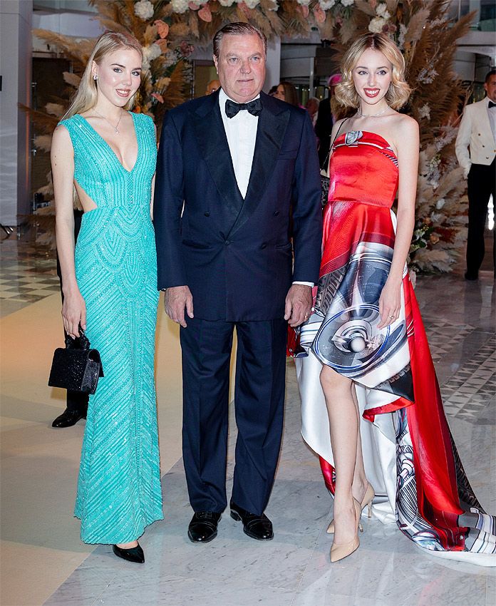 El duque de Castro con sus hijas