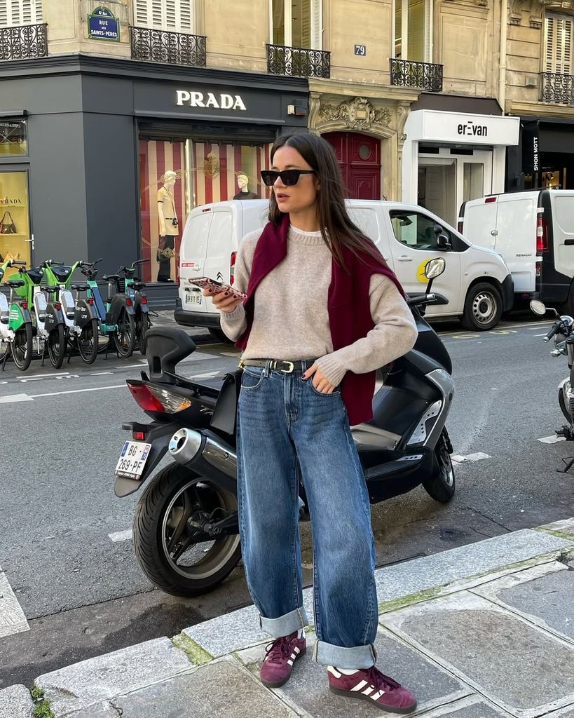 Influencer con jersey, vaqueros y zapatillas